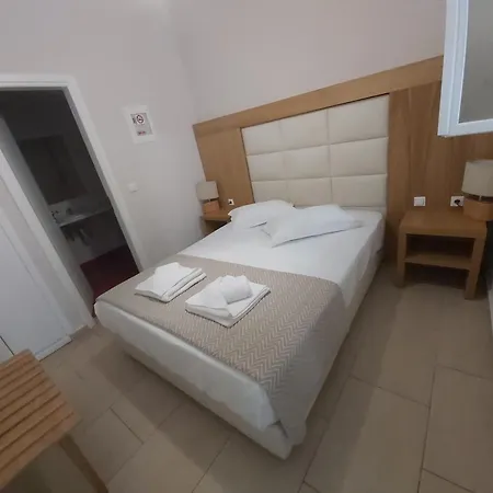 Roussa Center Fira (Santorini)